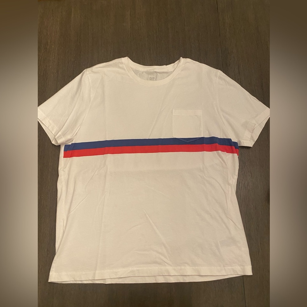 NWOT-Gap classic men’s pocket short sleeve tee.